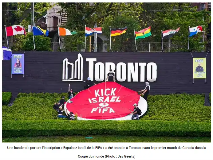 Une banderole portant l’inscription « Expulsez Israël de la FIFA  » a été brandie à Toronto avant le premier match du Canada dans la Coupe du monde (Photo : Jay Geerts)